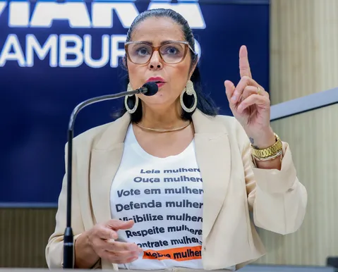Vereadora defensora da causa animal recebe cachorro morto: "Crueldade"