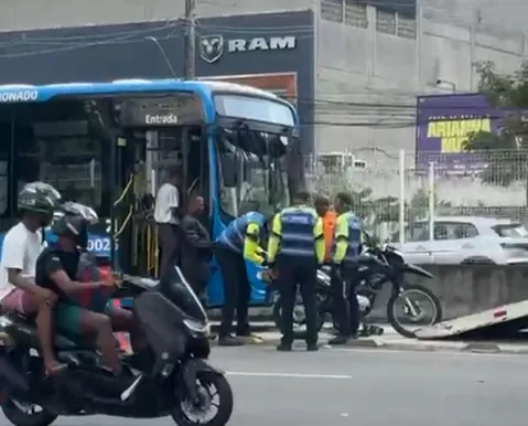 Vídeo: BRT atinge motociclista em faixa exclusiva na Avenida ACM