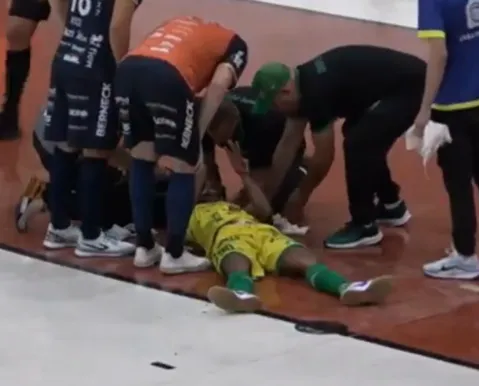 VÍDEO: Jogador da Chape fica ferido após ser atingido por lâmpada