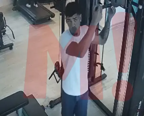 Vídeo mostra momento em que suspeito de importunação vira câmera em academia - Imagem