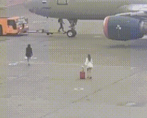 Vídeo: mulheres invadem pista e correm atrás de avião após perderem voo
