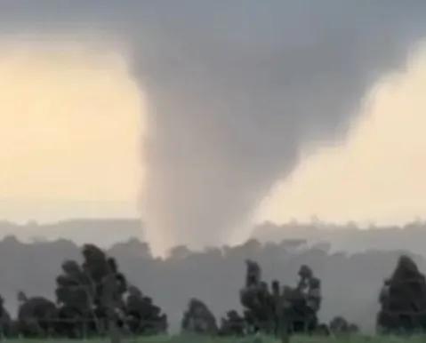 VÍDEO: Tornado provoca destruição e deixa famílias desalojadas