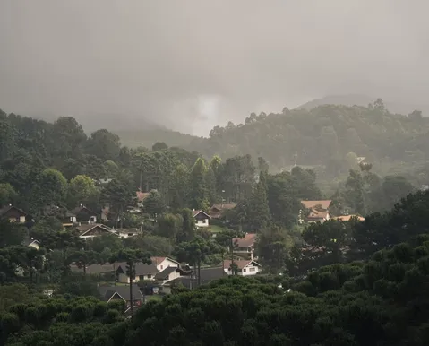 Vilarejo no Brasil encanta turistas com clima frio e opções de lazer