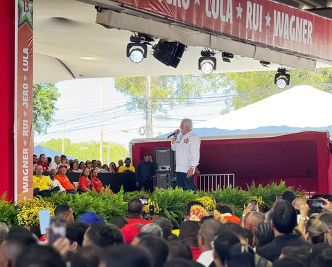 Wagner defende eleição de Lula e faz duras críticas a Flávio Bolsonaro - Imagem