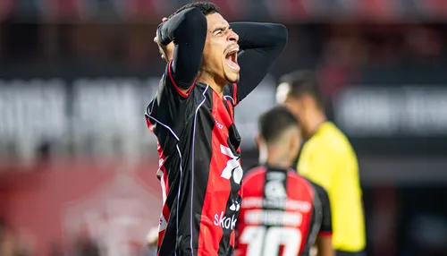Após título pelo Vitória, Renê projeta chance na Seleção Brasileira