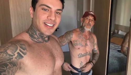Cristian Cravinhos aparece de calcinha e anuncia cena com ator pornô