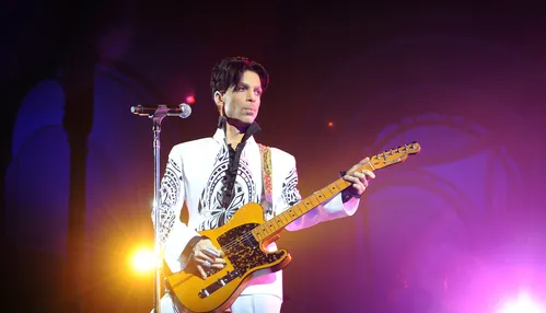 Dez anos após sua morte, Prince ganha novo álbum com músicas inéditas