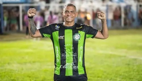 Ex-Vitória acerta com novo clube após deixar time antes de estrear
