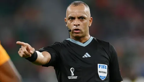 Fifa confirma árbitro brasileiro no jogo de abertura da Copa do Mundo