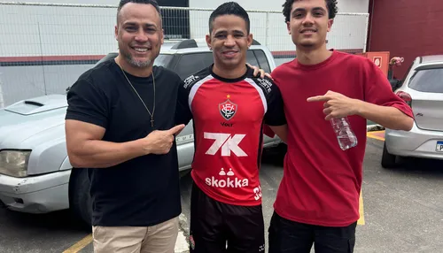 Filho de ex-craque do Vitória realiza testes e tira fotos com elenco