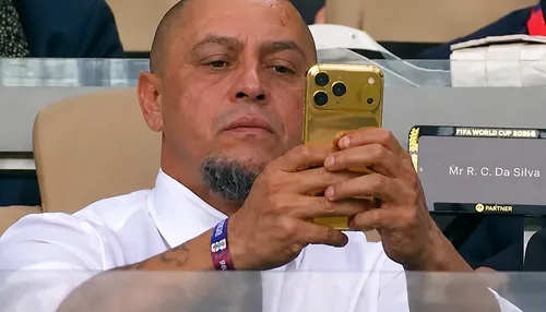 Ídolo da Seleção, Roberto Carlos exibe celular mais caro que carro
