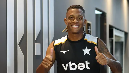 Jogo contra o Vitória pode definir o futuro de Danilo no Brasil