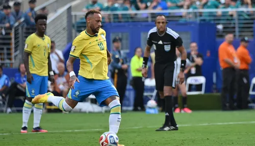 Neymar se iguala a Pelé em marca histórica após eliminação
