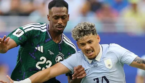 Uruguai para na Arábia Saudita e estreia com empate na Copa do Mundo