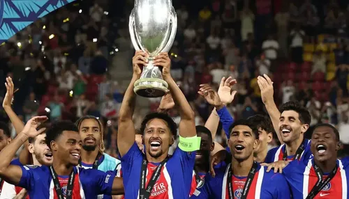Zagueiro faz história e vira o brasileiro com mais títulos no futebol