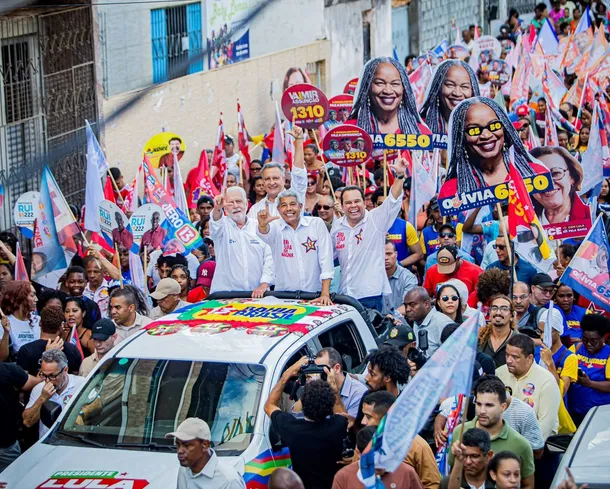 Jerônimo defende legado na Educação durante caminhada em Salvador