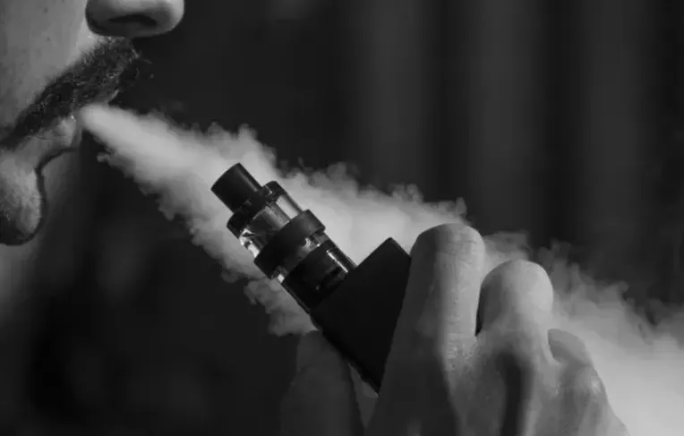 Aluno é obrigado a ficar nu em escola por suspeita de portar vape