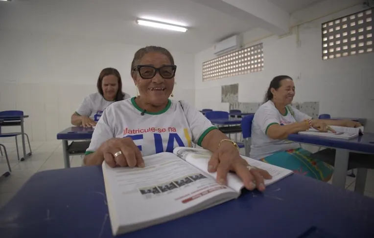 Auxílio de até R$ 1 mil incentiva permanência de alunos da EJA na Bahia