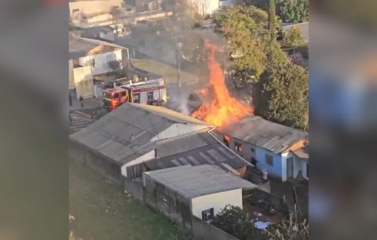 Casa pega fogo e vizinhos improvisam resgate para salvar morador