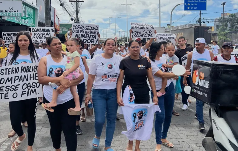 Caso Léo Lanches: familiares e amigos protestam em avenida de Salvador
