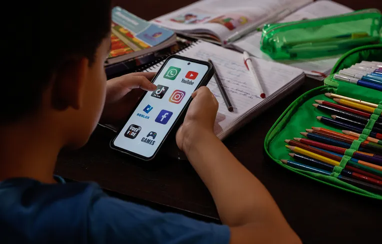 Celular fora da sala? Pesquisa revela impacto positivo nas escolas