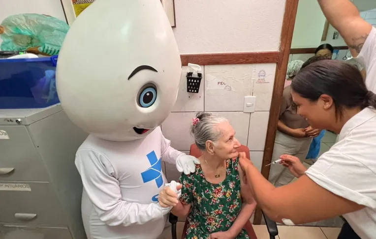 Dia D: Salvador aplica mais de 2 mil doses de vacinas neste sábado