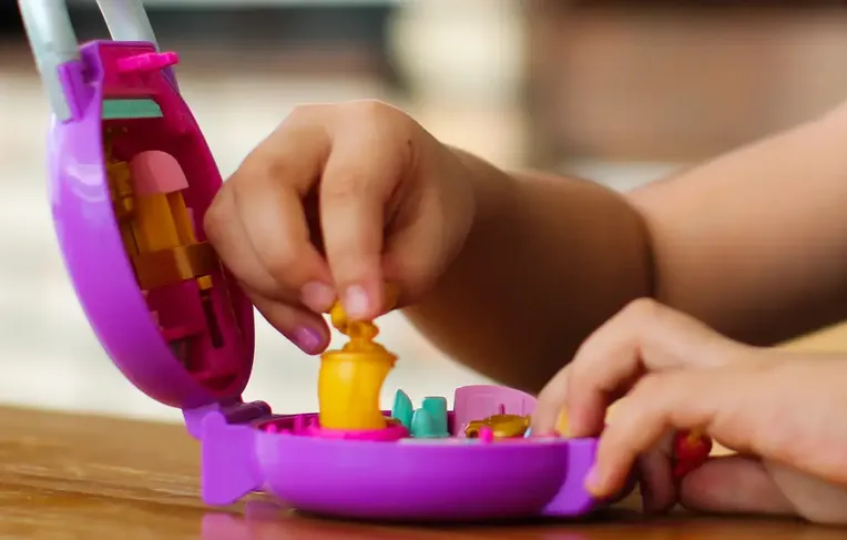 Diagnóstico tardio de autismo é comum em mulheres; entenda os sinais
