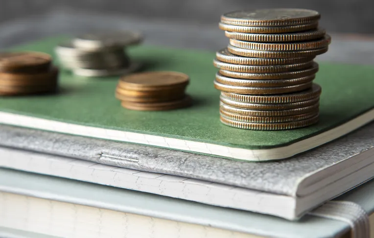 Educação financeira nas escolas vai reduzir dívidas entre jovens; entenda