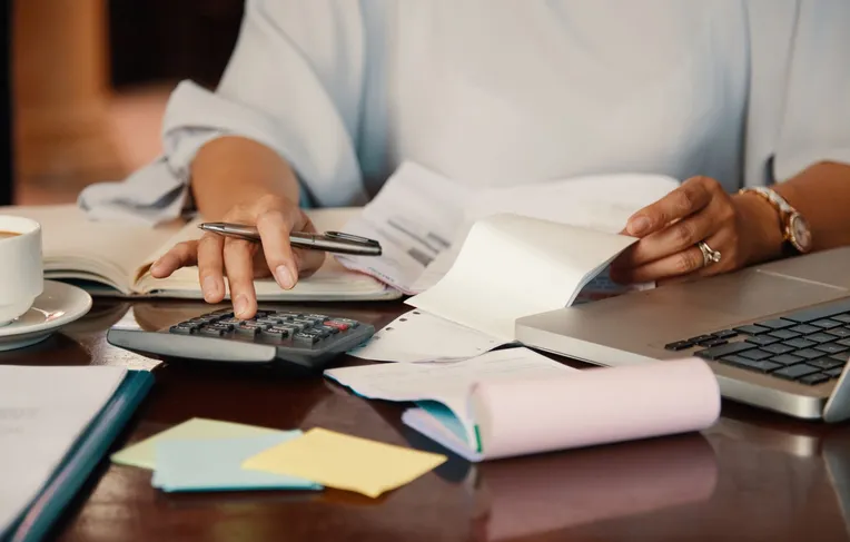 Endividamento das famílias atinge 81,6% e quebra recorde no Brasil