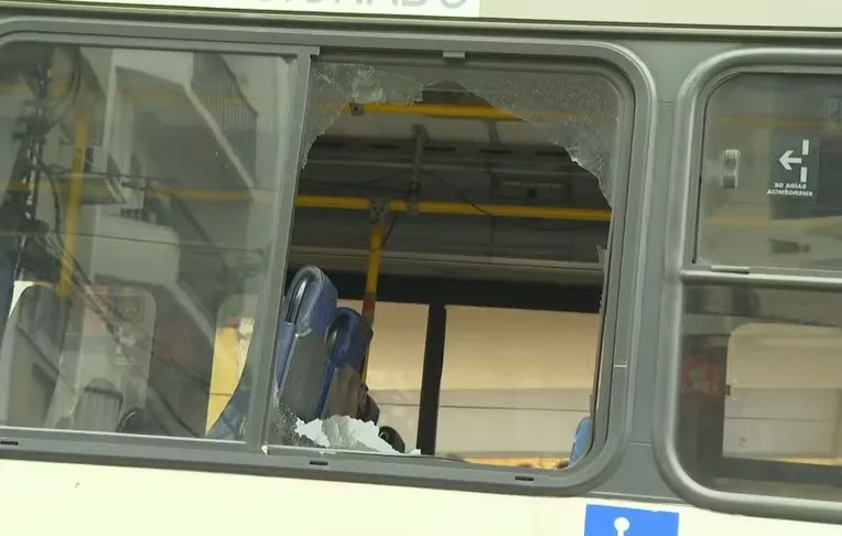 Fonoaudióloga é baleada no pescoço dentro de ônibus durante confronto armado