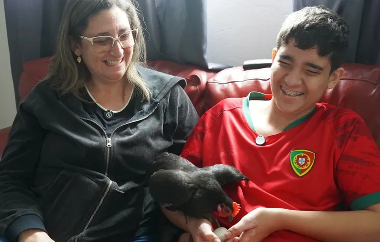 Galinha se torna melhor amiga de jovem autista após indicação médica