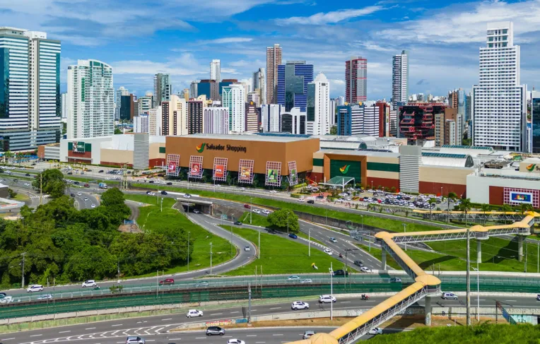 Idosa processa shopping de Salvador após sequestro em estacionamento