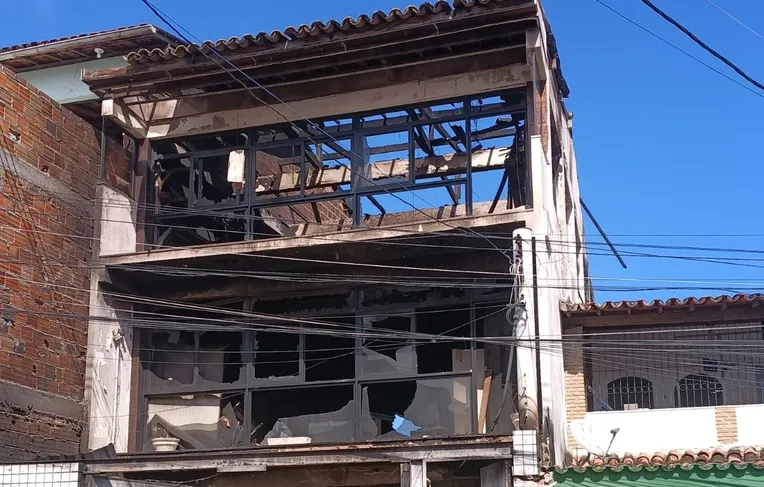 Incêndio de grandes proporções destrói prédio comercial em Salvador