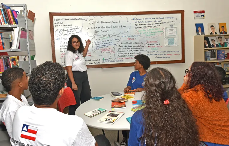 Lei na Bahia obriga escolas estaduais a debater prevenção da gravidez precoce