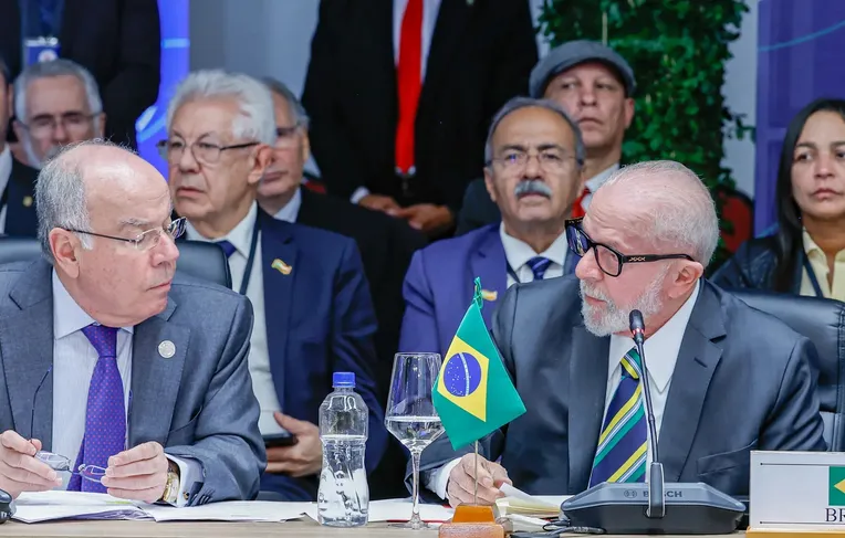 Lula repreende Mauro Vieira após citar intervenção dos EUA no Brasil