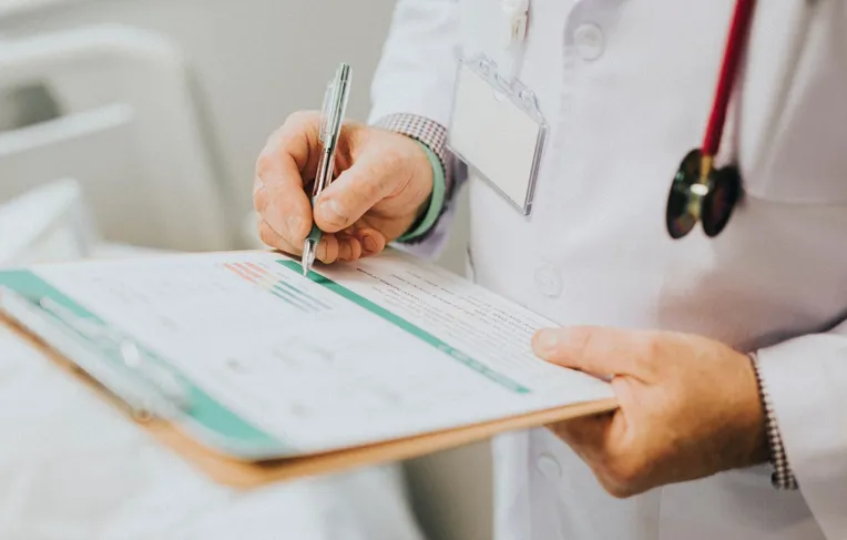 Médico inclui “igreja” em receita de paciente e causa polêmica