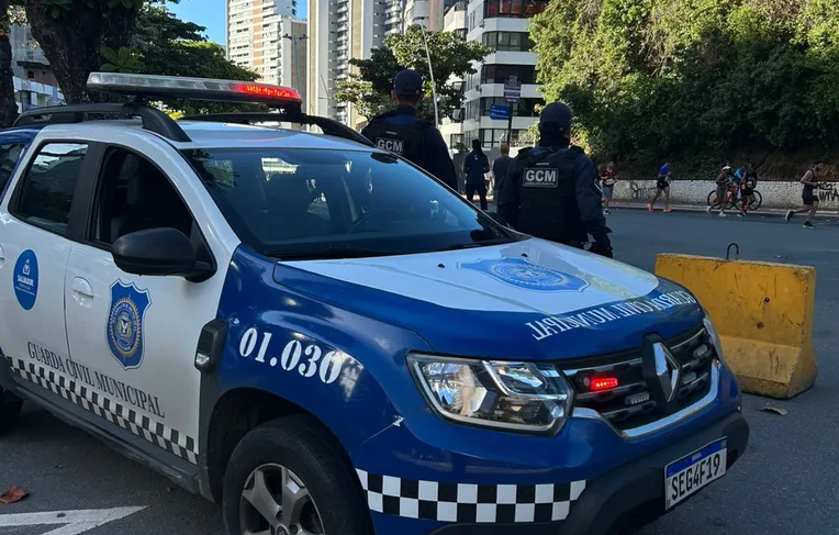 Motociclista é preso após tentar furar blitz e agredir guarda municipal em Salvador