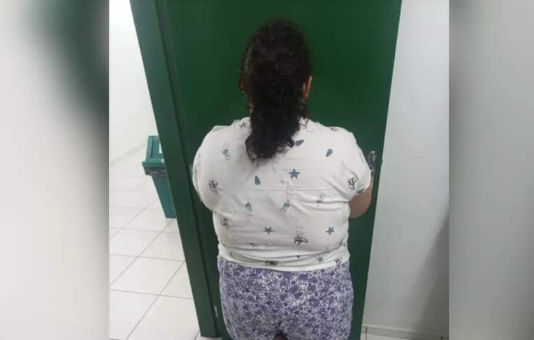 Mulher de 37 anos se passa por criança e é adotada por família