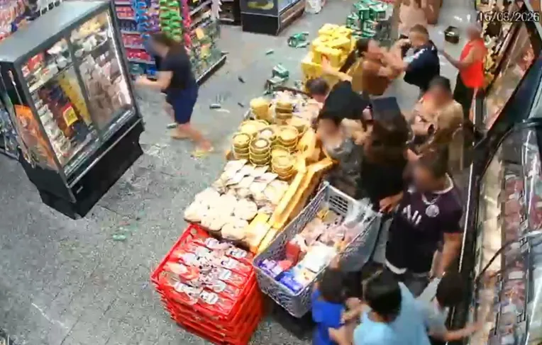 Mulher é morta a facadas pelo companheiro dentro de mercado