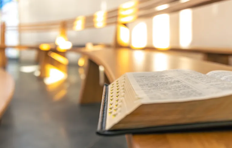 Pastor é condenado a indenizar fiel que teve segredo revelado durante culto