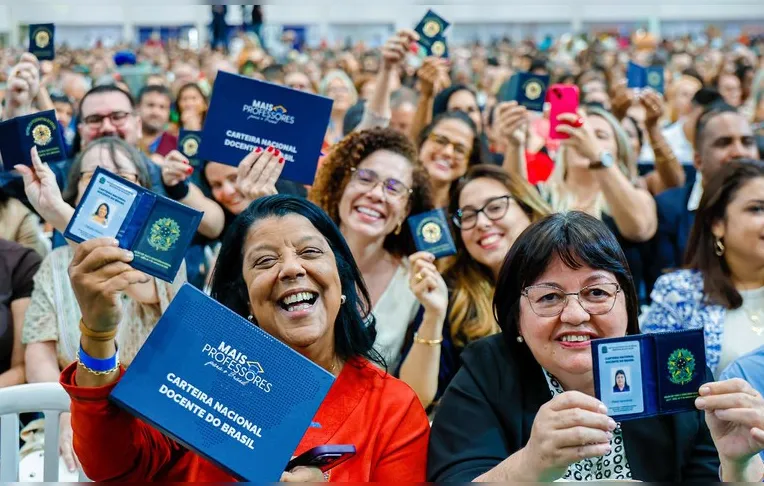 Professores recebem aviso sobre nova Carteira Nacional Docente