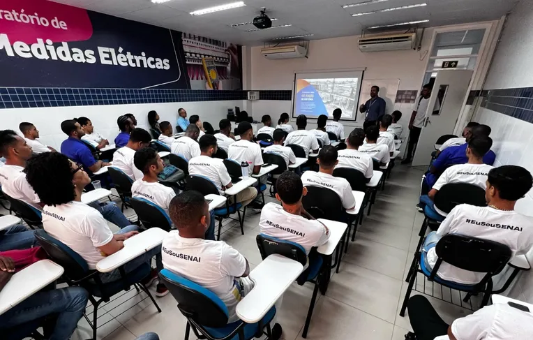 Programa abre vagas para adultos concluírem o Ensino Médio em Camaçari