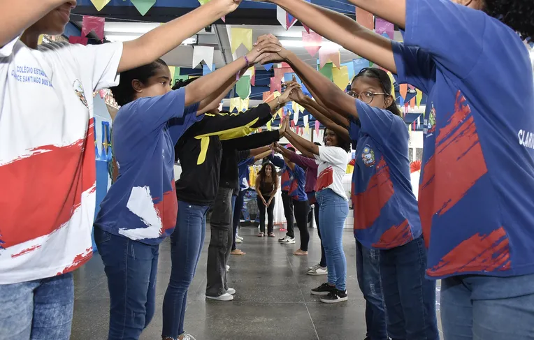 Quadrilhas juninas movimentam escolas durante o mês de junho na Bahia