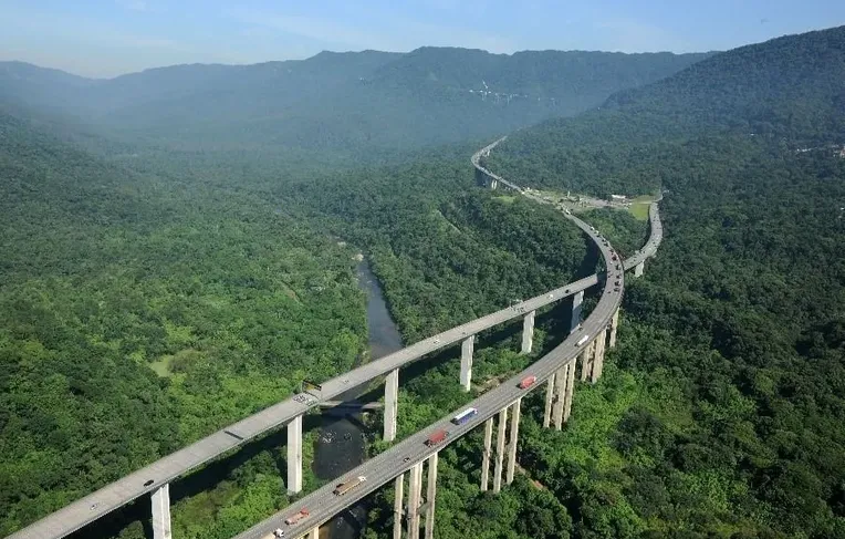 Rodovia brasileira corta a Mata Atlântica com viadutos de 70 metros
