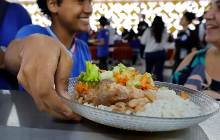 Salvador proíbe embutidos e ultraprocessados na merenda escolar