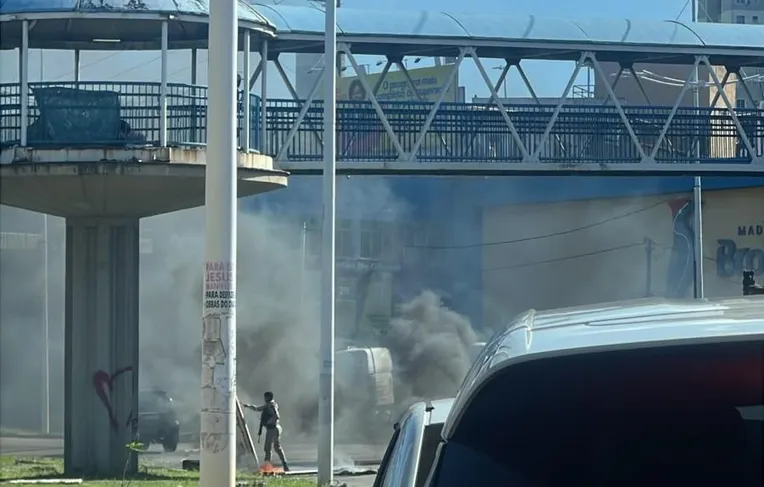 VÍDEO: Manifestação trava trânsito na Avenida Tancredo Neves