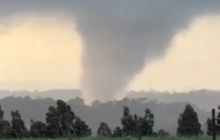 VÍDEO: Tornado provoca destruição e deixa famílias desalojadas