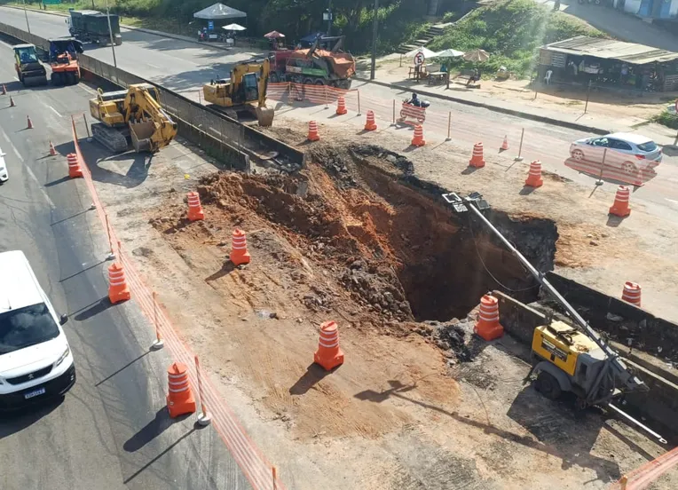 Cratera na BR-324 mantém trânsito congestionado neste sábado; veja vídeo