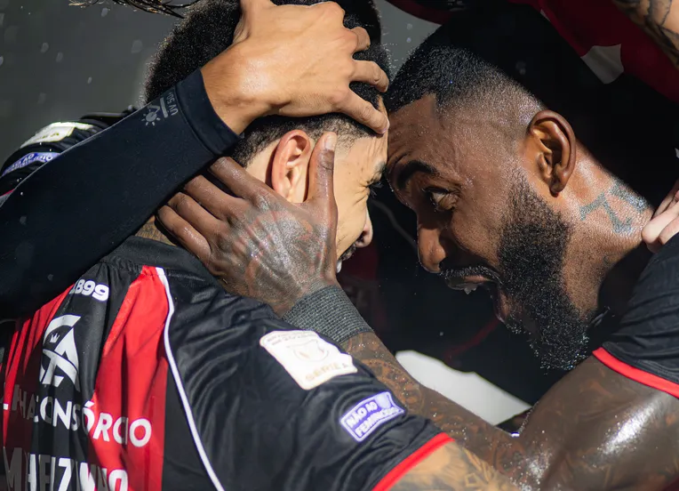 Vitória bate o Botafogo, sobe na tabela e segue implacável no Barradão