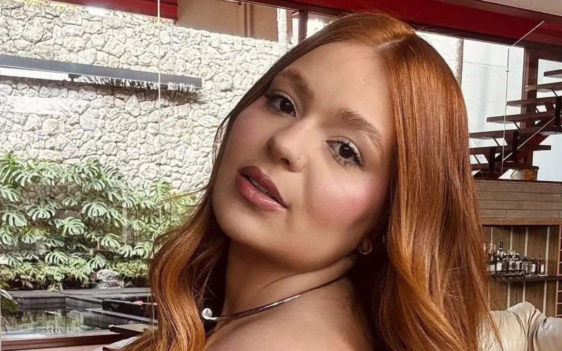 VÍDEO: Cantora Alcione se desequilibra e cai no palco durante show